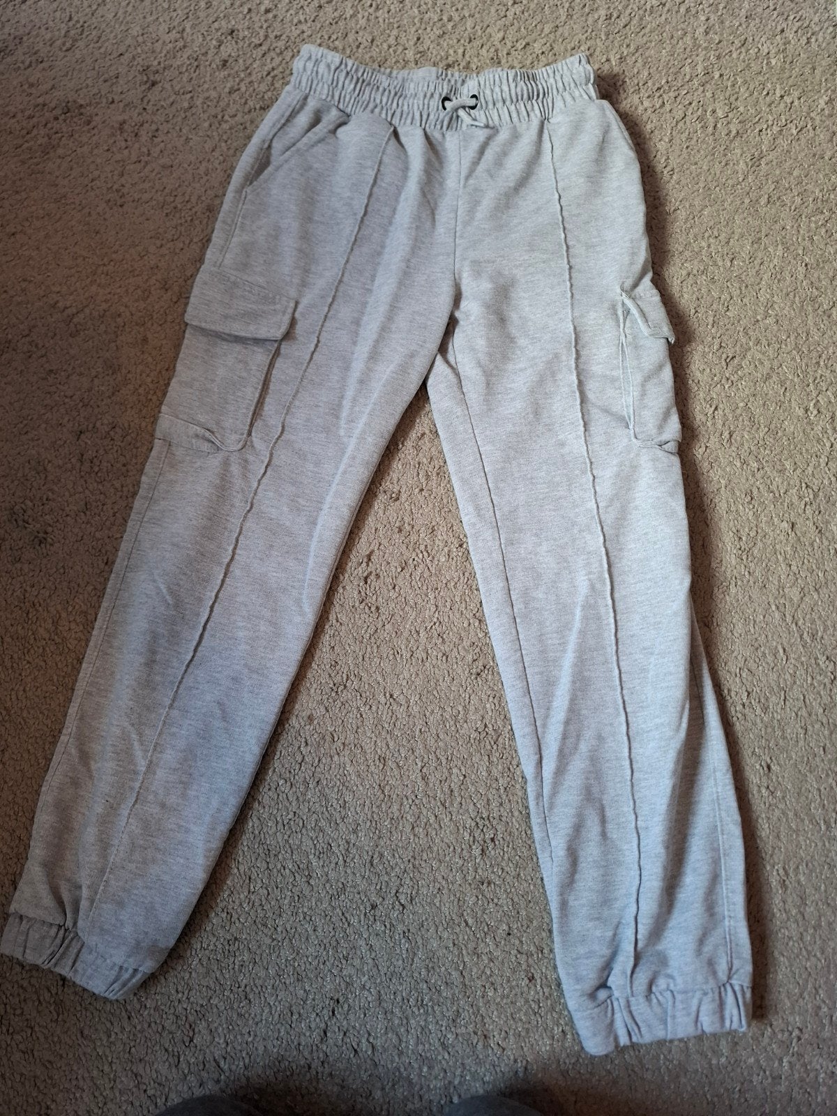 Licht grijze joggingbroek met zakken maat 158/164, Kinderen en Baby's, Kinderkleding | Maat 158, Broek, Ophalen of Verzenden, Zo goed als nieuw