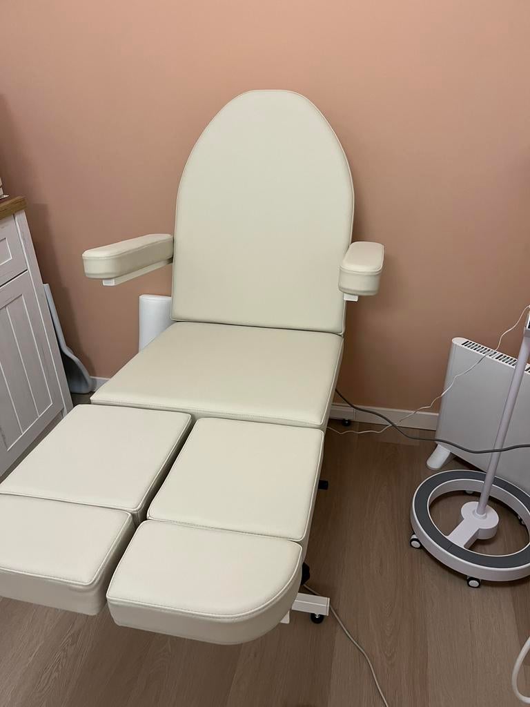 Nette pedicure of behandel stoel, Ophalen, Zo goed als nieuw, Massagetafel