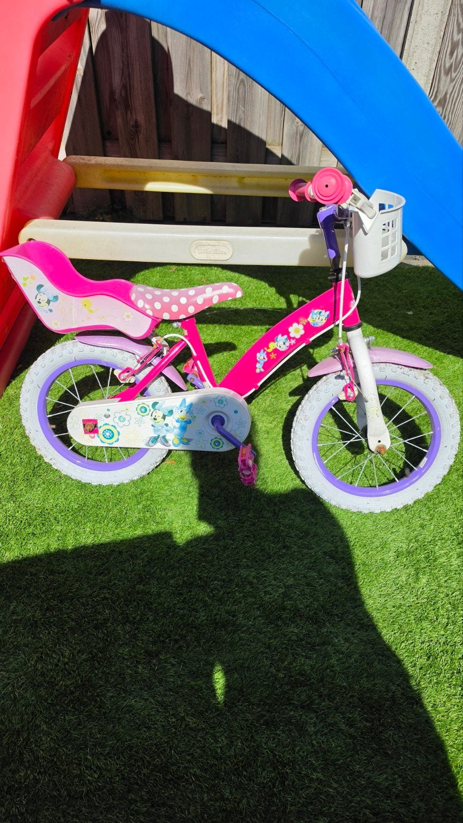 Roze kinderfiets met kapotte achterband, Ophalen