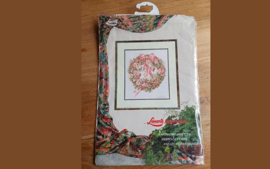 Borduurptroon Lanarte: Rietkrans met Bloemen, Ophalen of Verzenden, Zo goed als nieuw, Handborduren, Patroon