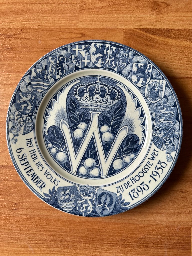 Bord Koningin Wilhelmina, Ophalen of Verzenden, Zo goed als nieuw, Nederland, Servies