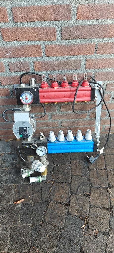 5-groeps kunststof vloerverwarming verdeler + Wilo pomp, Doe-het-zelf en Verbouw, Verwarming en Radiatoren, Ophalen, 30 tot 80 cm