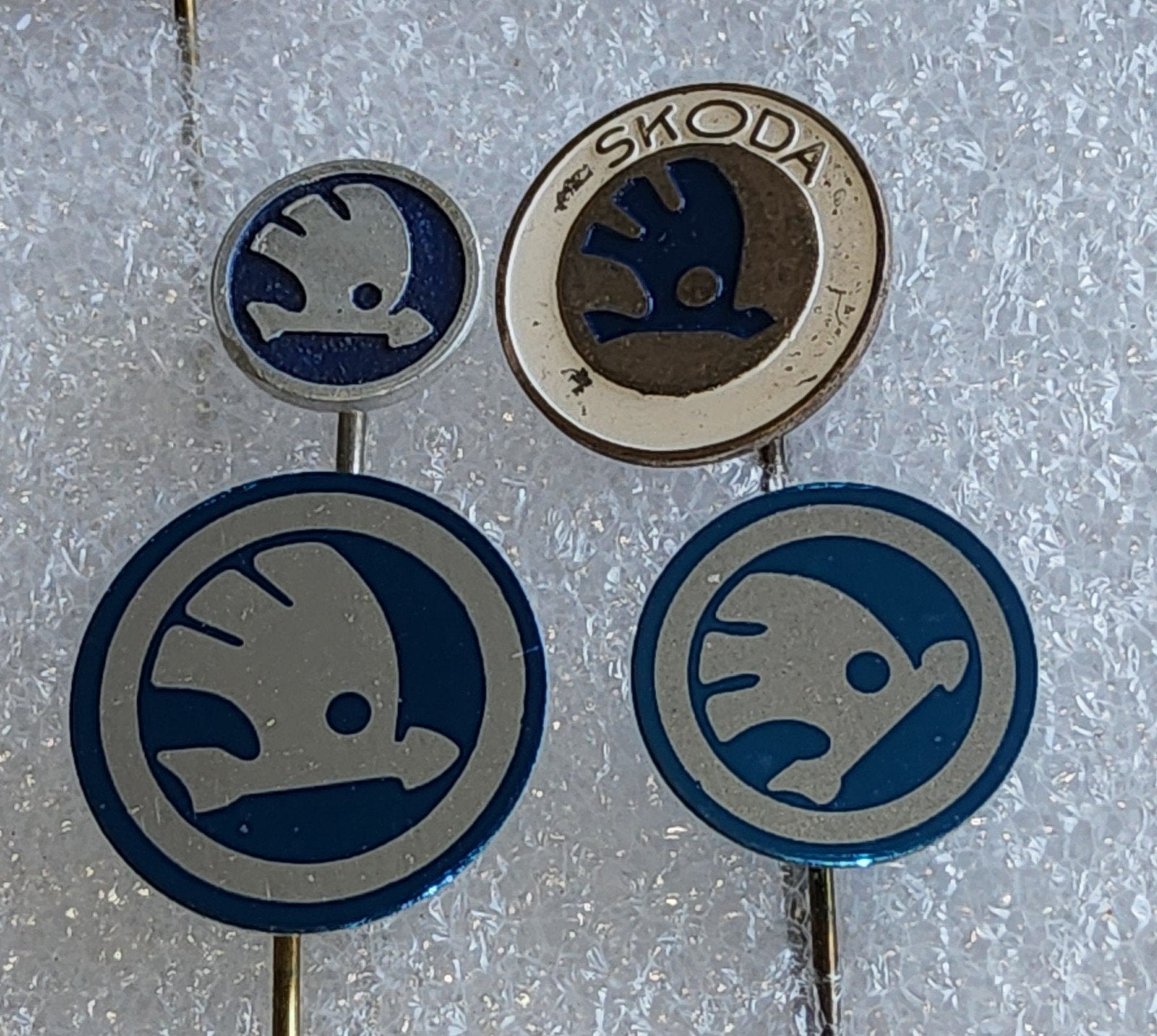 4 Skoda Speldjes - Vintage Collectie, Ophalen of Verzenden, Gebruikt, Merk, Speldje of Pin
