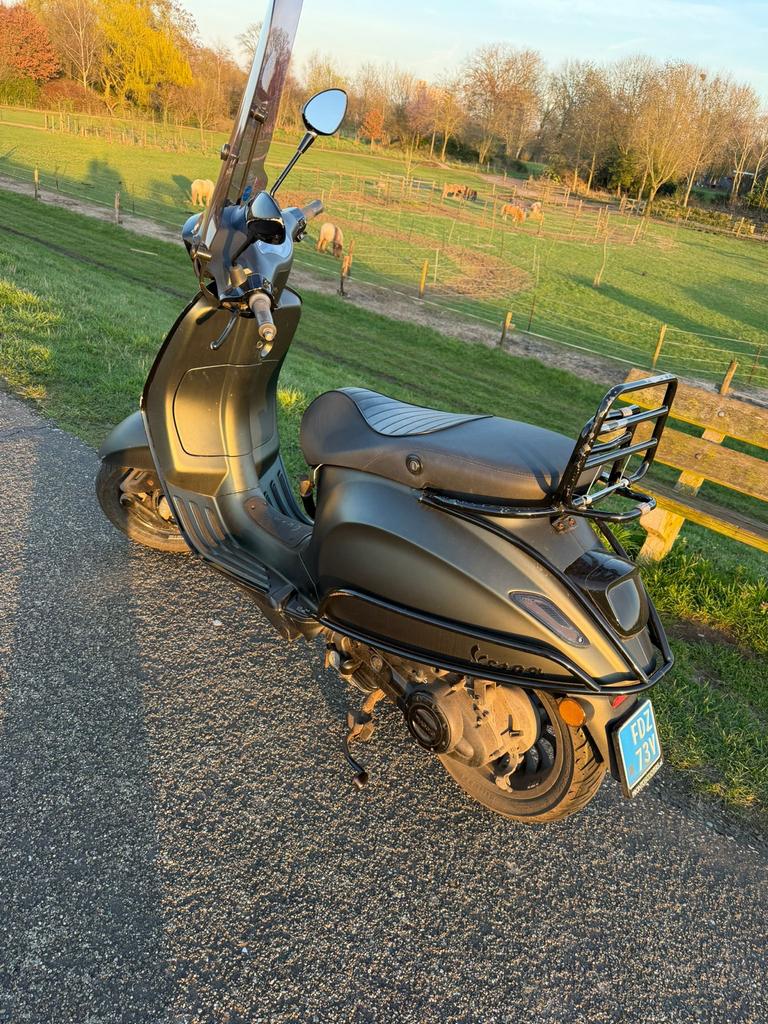 Vespa Sprint 50 - Mat Groen - Windscherm & Achterrek, Fietsen en Brommers, Scooters | Vespa, Ophalen, Gebruikt, Overige modellen