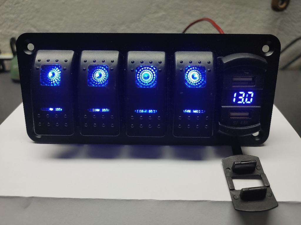 Schakelpaneel LED 12/24V 4 schakelaars 2x USB, Ophalen of Verzenden, Nieuw, Motor en Techniek