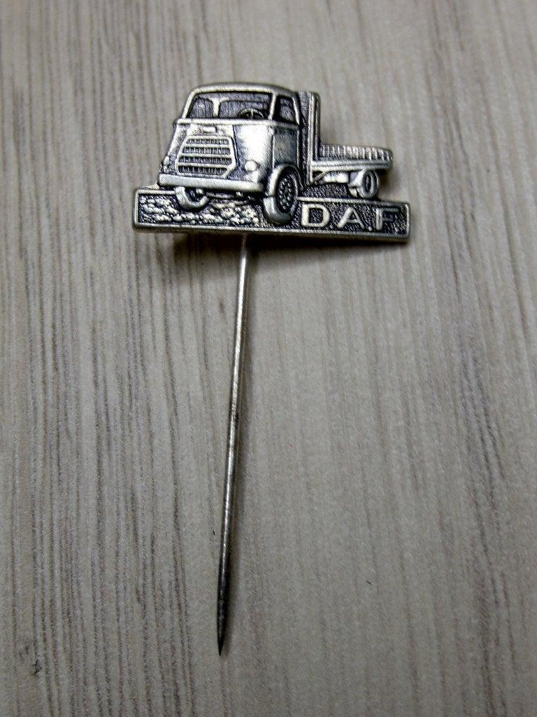 Oud speldje DAF 1600 Truck ongekleurd, Verzamelen, Speldjes, Pins en Buttons, Verzenden, Zo goed als nieuw, Transport, Speldje of Pin