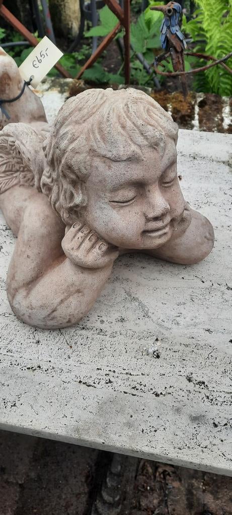 Schattig slapend engeltje van steen, Ophalen of Verzenden, Gebruikt, Steen, Engelenbeeld