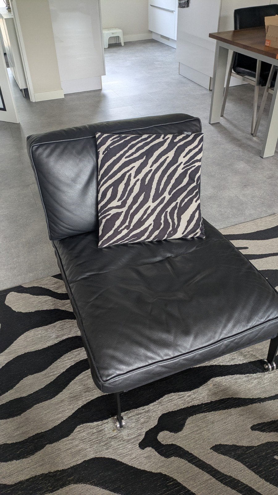Zwarte leren fauteuil Lazio van PassePartout, z.g.a.n., Huis en Inrichting, Ophalen, Zo goed als nieuw, 75 tot 100 cm, Modern