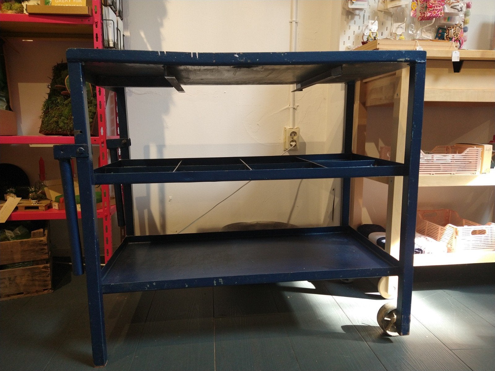 Stevige metalen werktafel met 3 planken en wielen, Ophalen, Gebruikt
