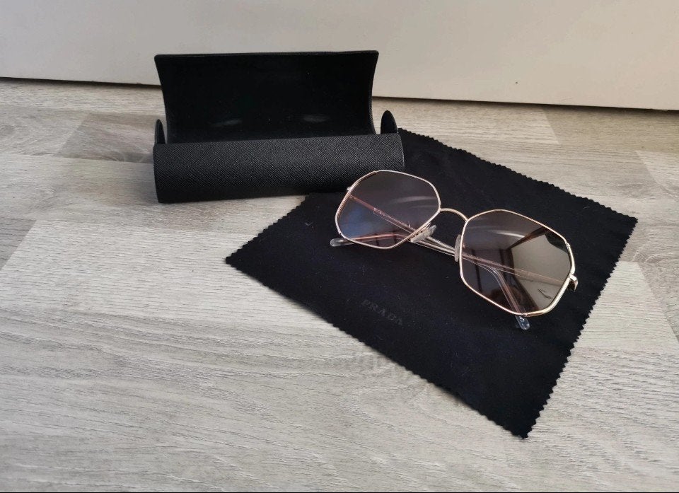 Prada Zonnebril SPR52W - Stijlvol en Zo Goed als Nieuw, Ophalen of Verzenden, Zo goed als nieuw, Zonnebril, Prada