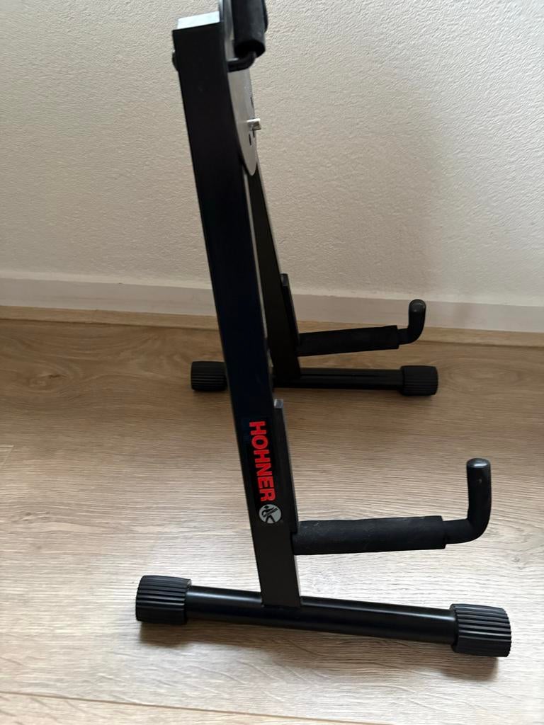 Hohner gitaarstandaard inklapbaar, 43 cm hoog, z.g.a.n., Ophalen of Verzenden, Zo goed als nieuw, Instrumentstandaard, Gitaar