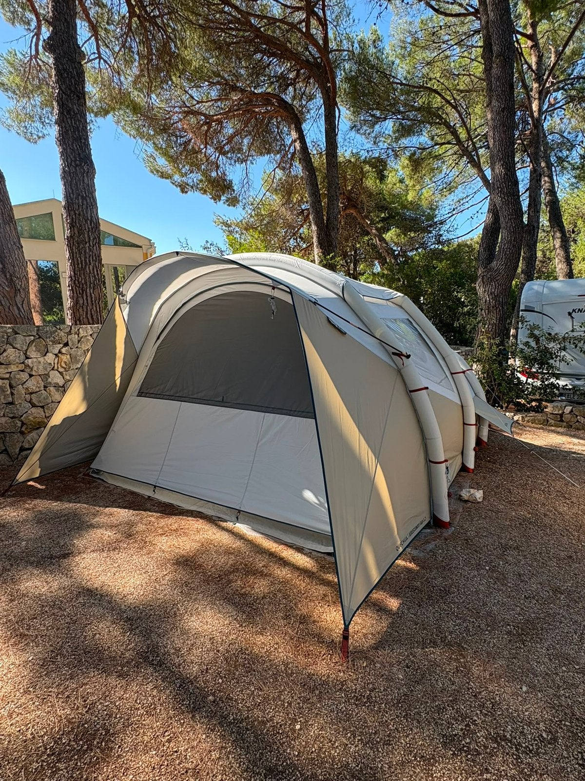Te huur Quechua Air Seconds 5.2 Fresh & Black opblaastent, Caravans en Kamperen, Tenten, Ophalen, Zo goed als nieuw, Tot en met 5