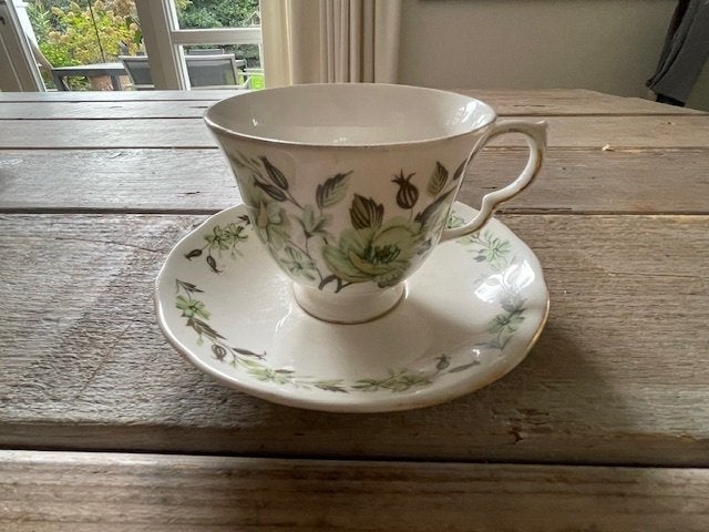 Oude kop en schotel porselein. Colclough England. Bloemen., Antiek en Kunst, Ophalen