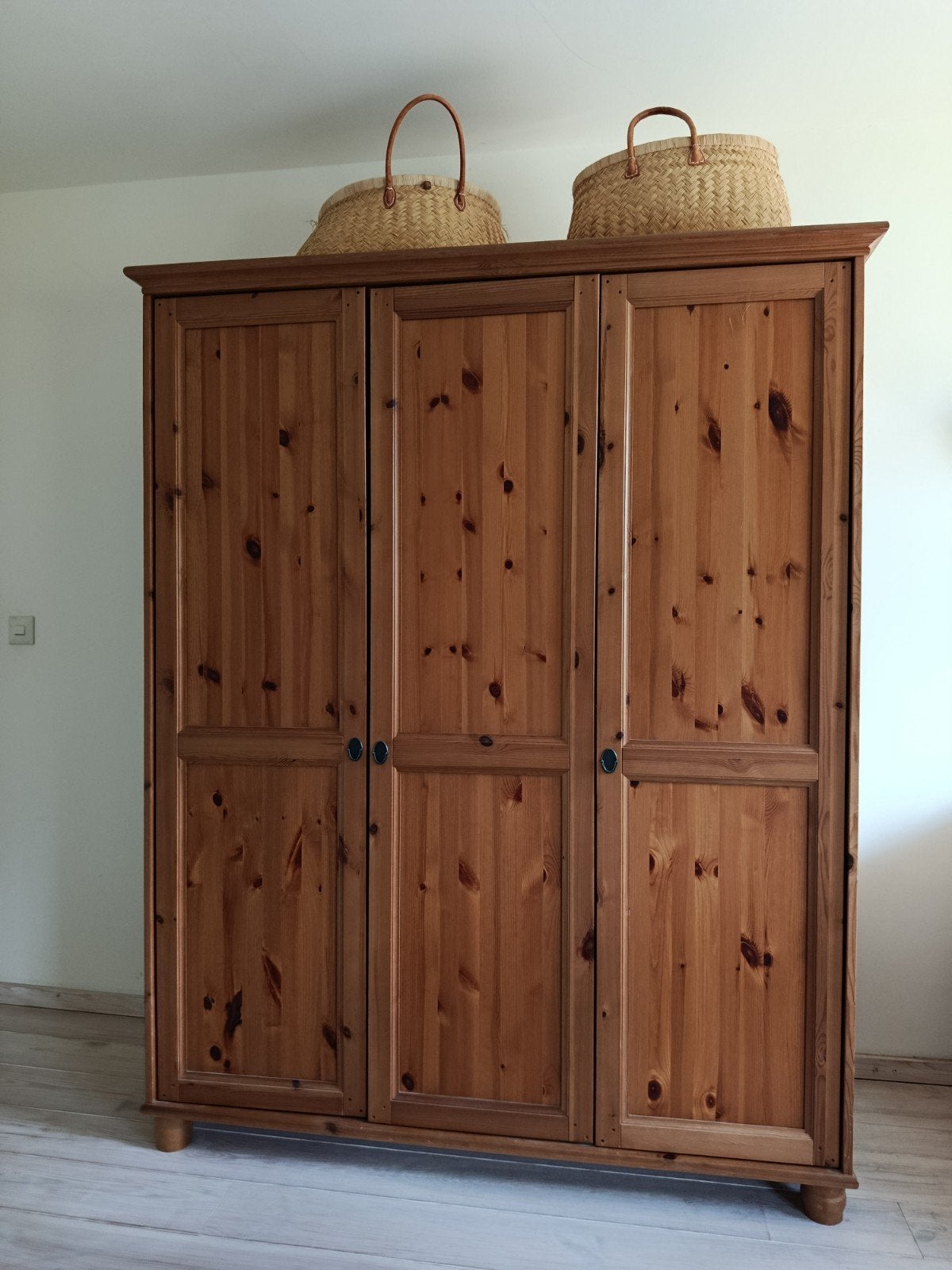 Leksvik massief houten driedeurs kledingkast garderobekast, Ophalen, Gebruikt, 100 tot 150 cm, 150 tot 200 cm