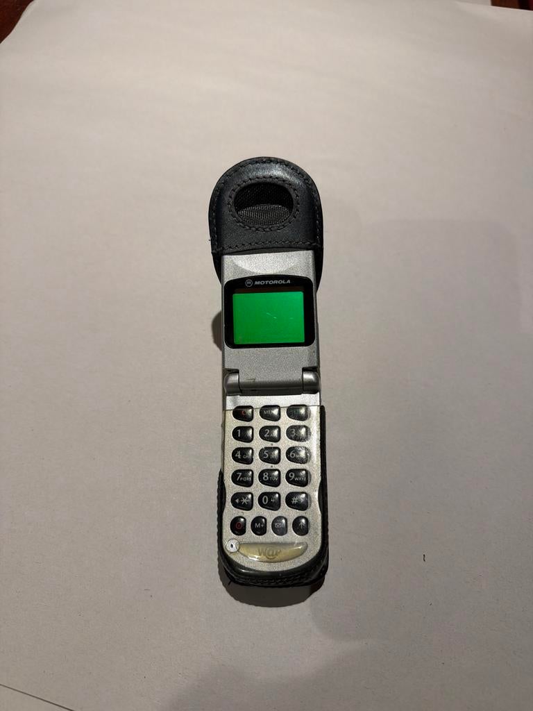 Vintage Motorola Klaptelefoon met Hoesje - Zilver, Telecommunicatie, Vaste telefoons | Handsets en Draadloos, Ophalen, Gebruikt