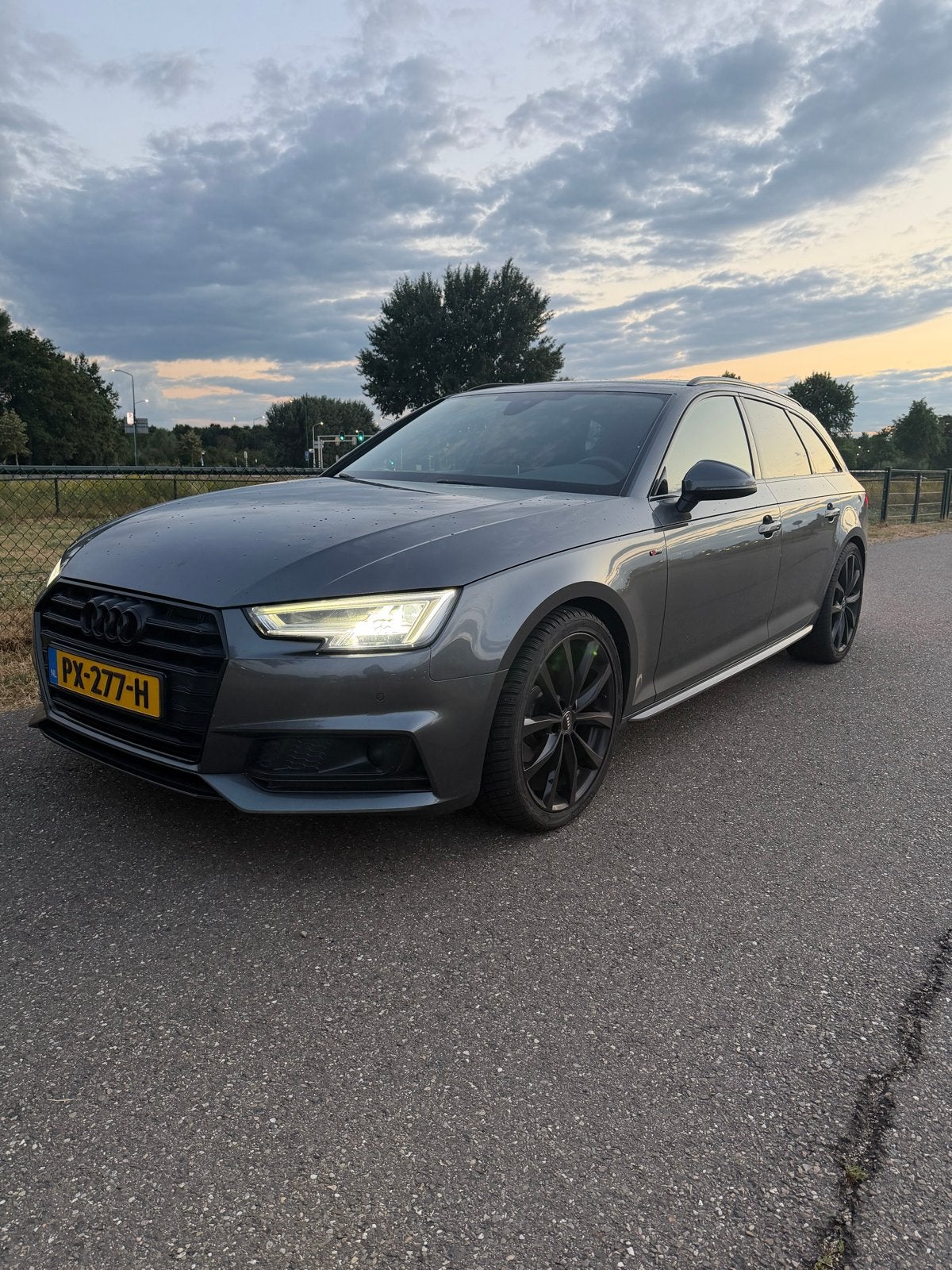 Audi A4 avant 2.0 Tfsi Ultra Mhev 190pk S Tronic 2017 Grijs, Zwart, 1984 cc, Origineel Nederlands, Parkeerassistent