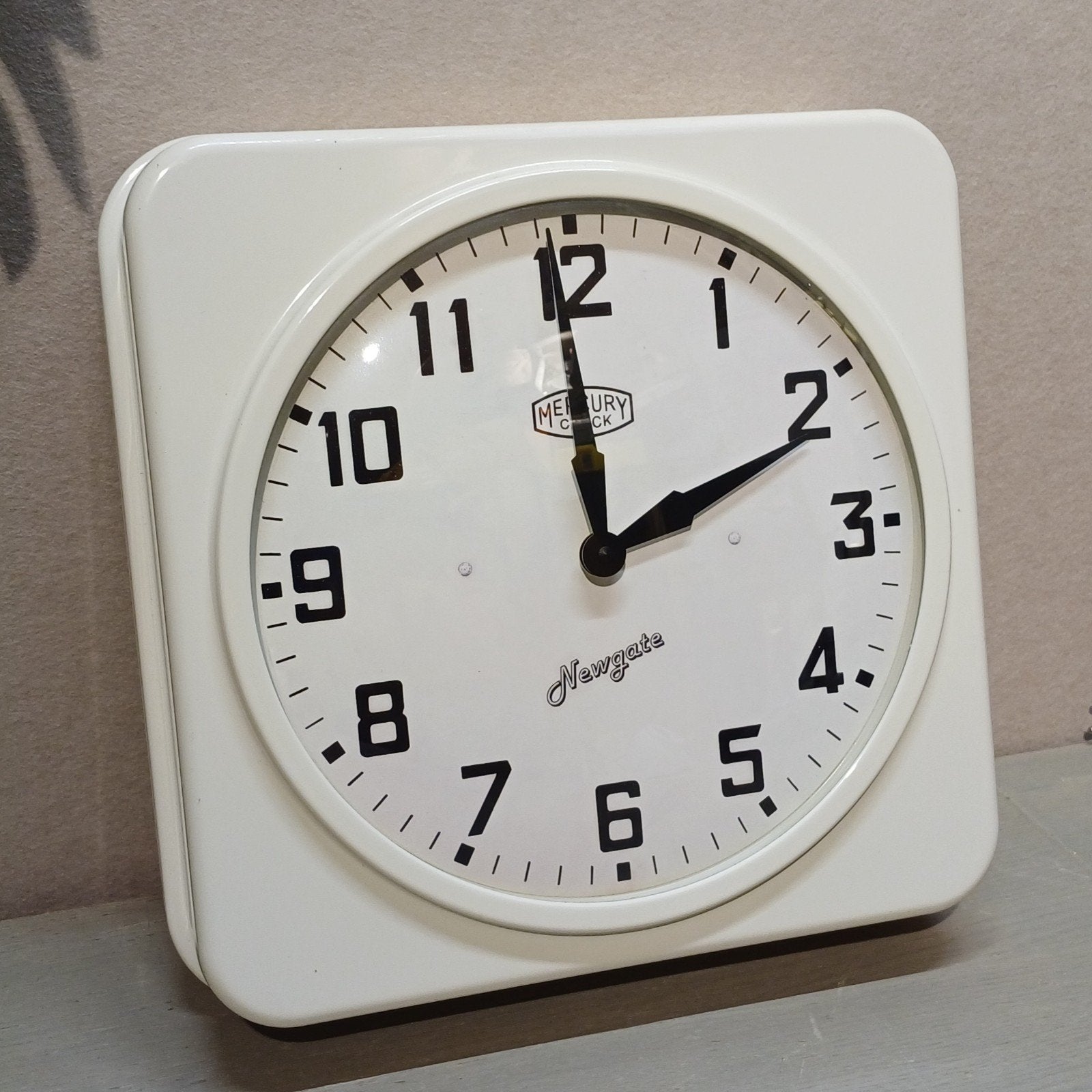 VINTAGE INDUSTRIEEL METALEN KLOK MERCURY NEWGATE CLOCKS, Ophalen of Verzenden, Zo goed als nieuw, Analoog, Wandklok