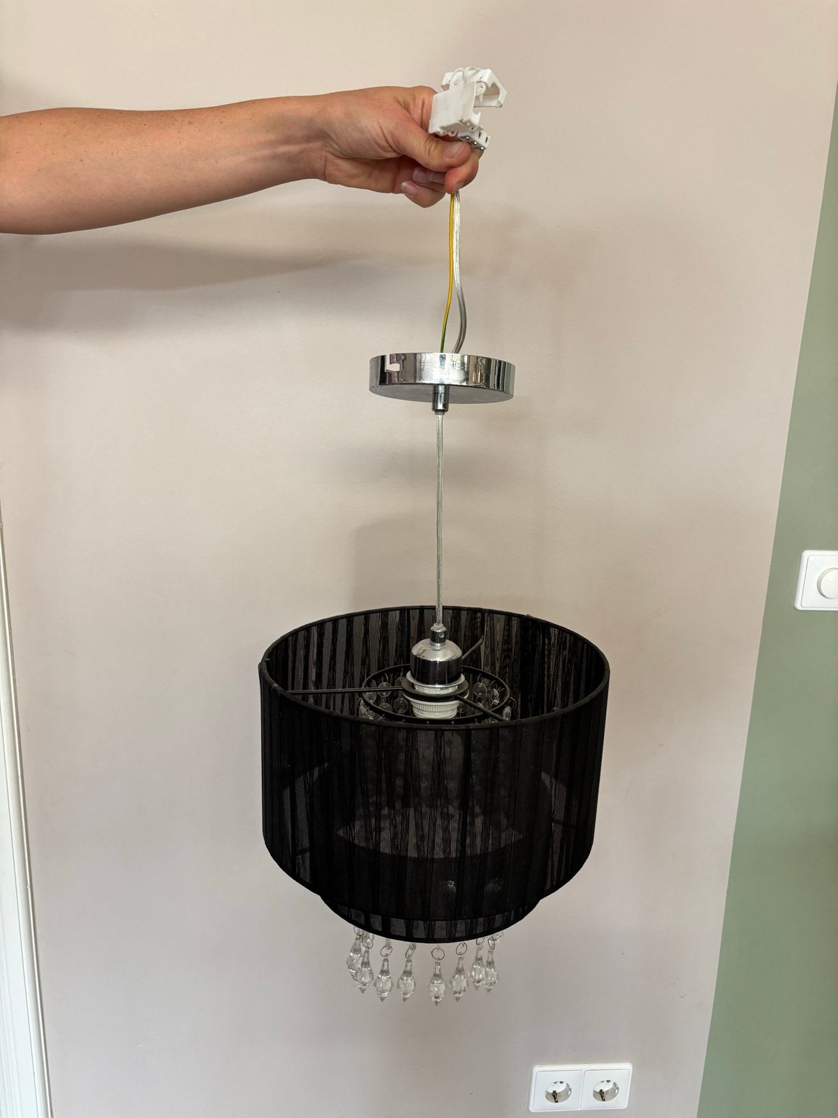 Moderne hanglamp met zwarte kap en kristallen details, Ophalen of Verzenden, Gebruikt, Metaal, E27 (groot)