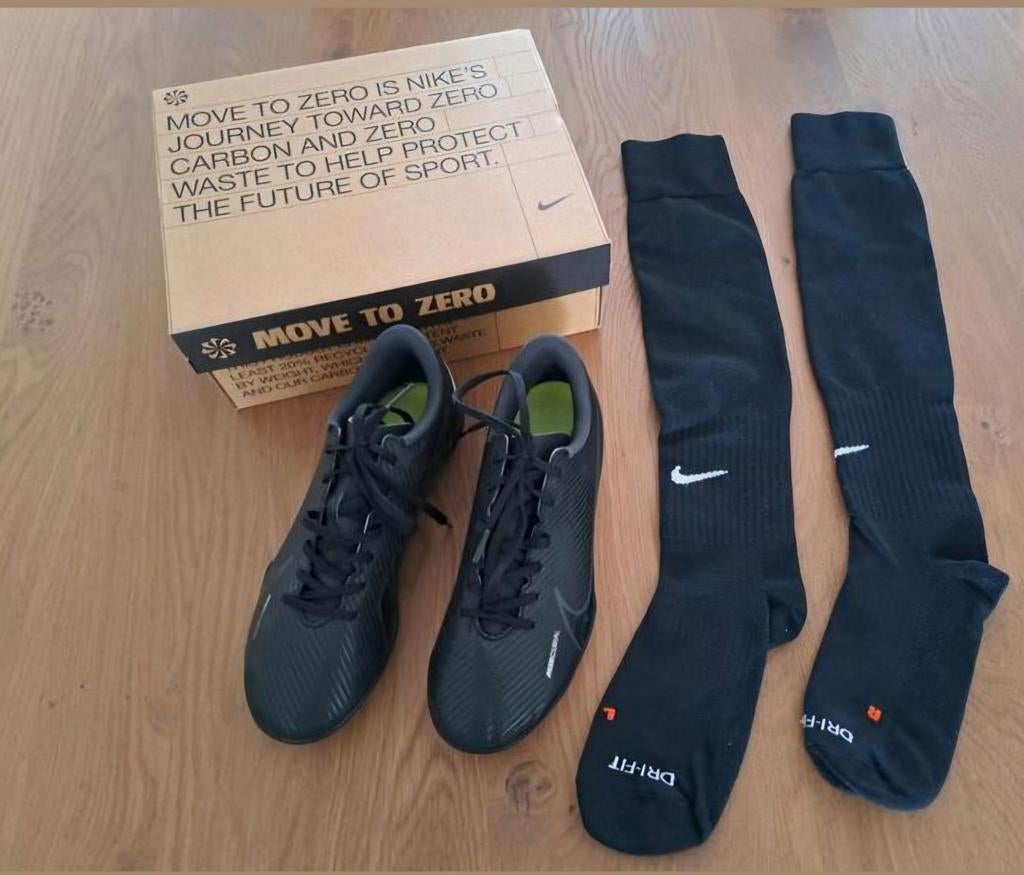 Nike JR Voetbalschoenen maat 38,5 met sokken, Ophalen of Verzenden, Zo goed als nieuw, Schoenen