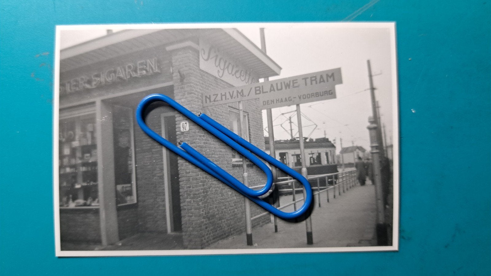 Tram Scheveningen tramstation blauwe tram 1957, Ophalen of Verzenden, Tram, Kaart of Prent