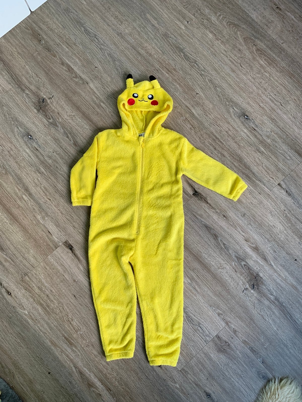 Onesie pikachu 104, Ophalen of Verzenden, Zo goed als nieuw, Jongen of Meisje