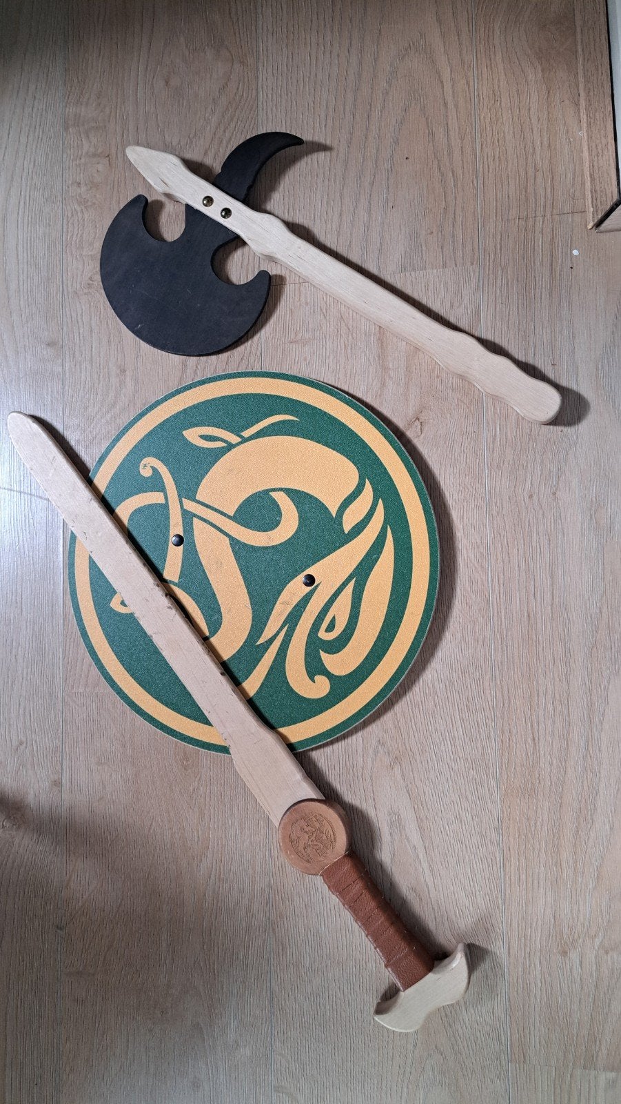 Houten speelgoed set: zwaard, bijl en schild, Ophalen of Verzenden, Gebruikt, Jongen of Meisje