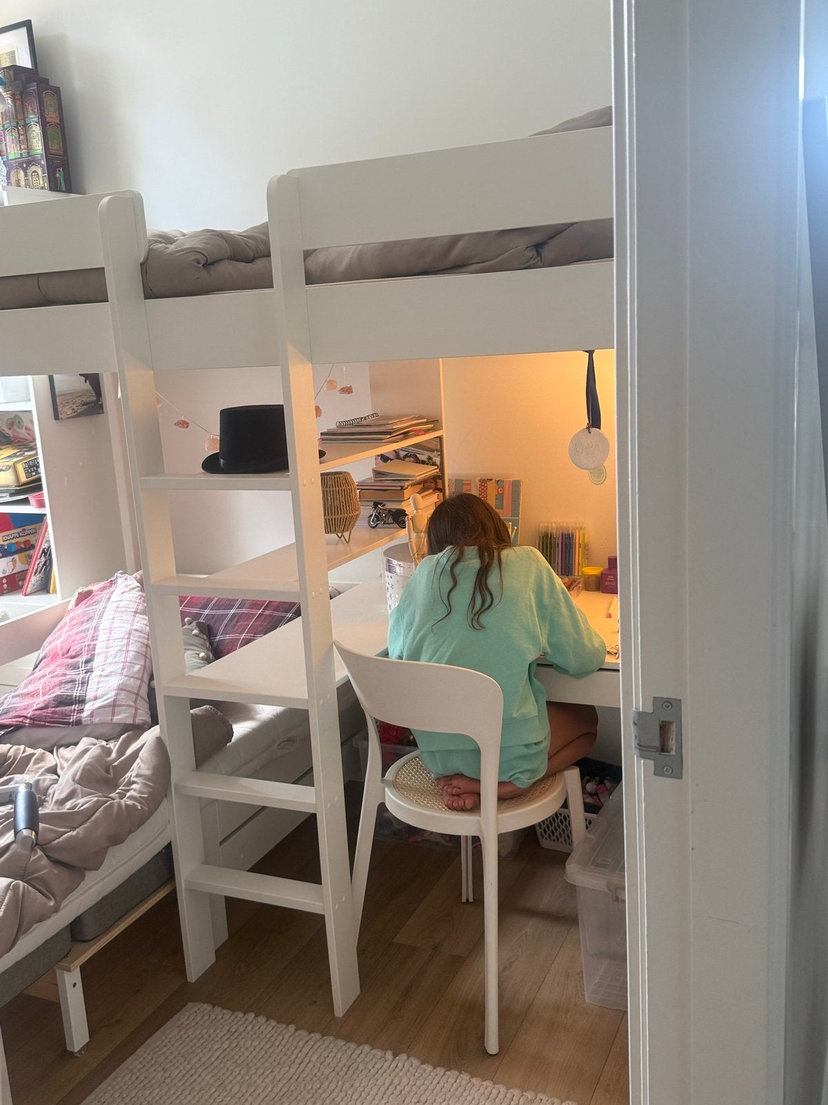 Foto 2 van Stapelbed met bureau en zitgedeelte