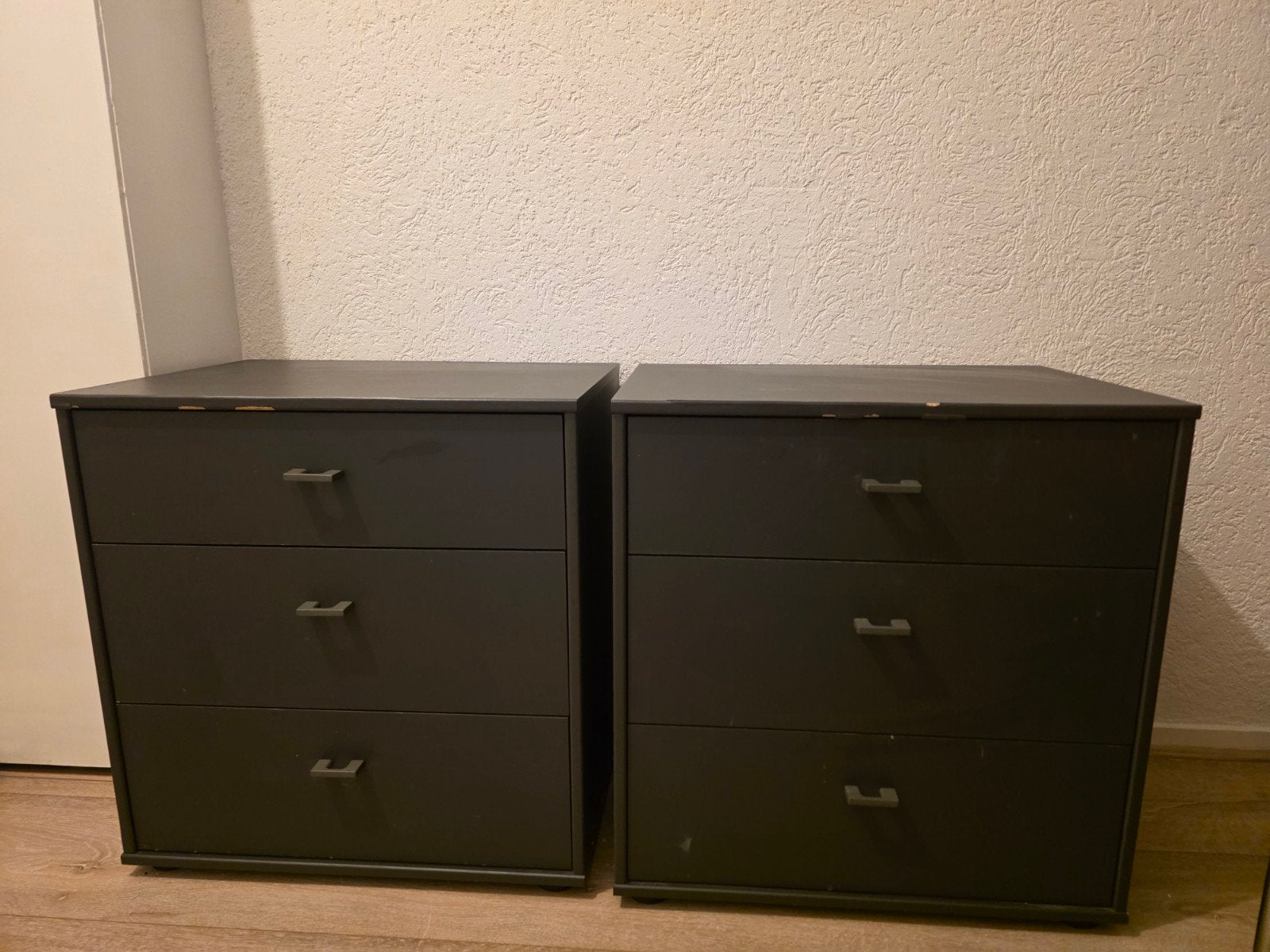 Twee mooie, moderne donkergrijze ladekastjes, Ophalen, 25 tot 50 cm, 50 tot 100 cm, Minder dan 100 cm