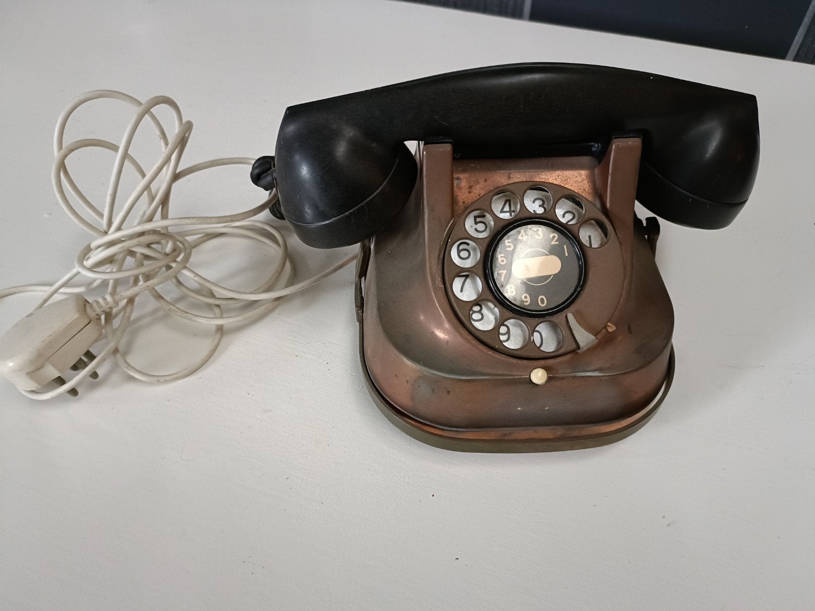 Vintage Telefoon met Draaischijf - Koperkleurig, Telecommunicatie, Vaste telefoons | Niet Draadloos, Ophalen, Gebruikt, Met draaischijf