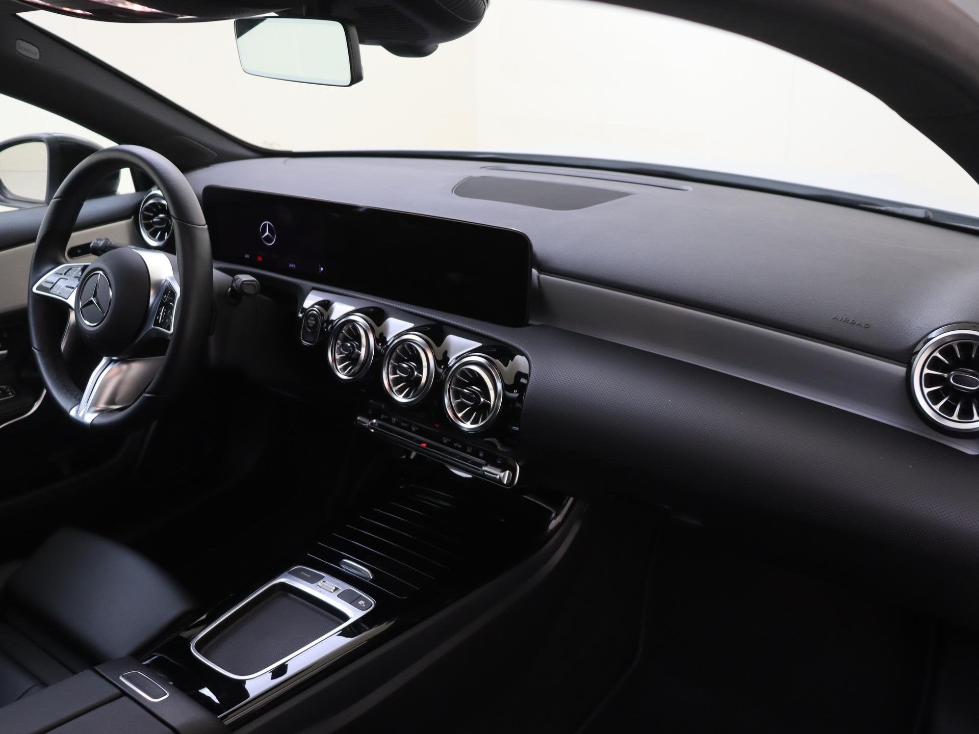 Mercedes-Benz A-klasse 250 e Luxury Line /Panoramadak /19 In, Auto's, Mercedes-Benz, Euro 6, 4 cilinders, 16 kWh, Wit