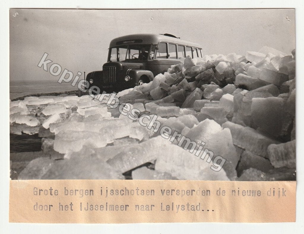 Bus naar Lelystad in het ijs nieuwe dijk door IJsselmeer, Gebruikt, Verzenden, Foto, 1940 tot 1960