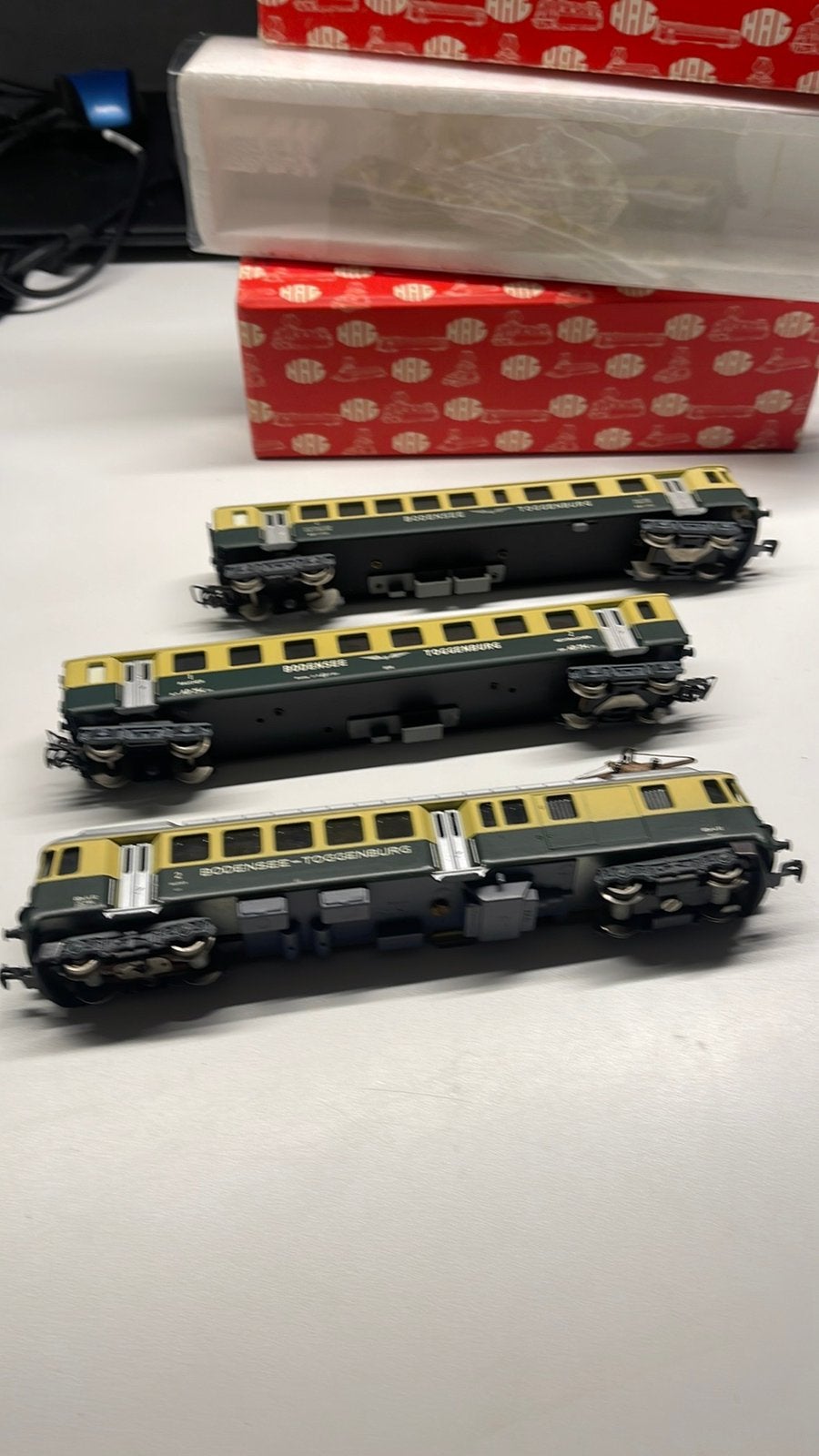 Mooie set van Hal lok met twee wagons gelijkstroom, Overige merken, Ophalen of Verzenden, Zo goed als nieuw, Analoog