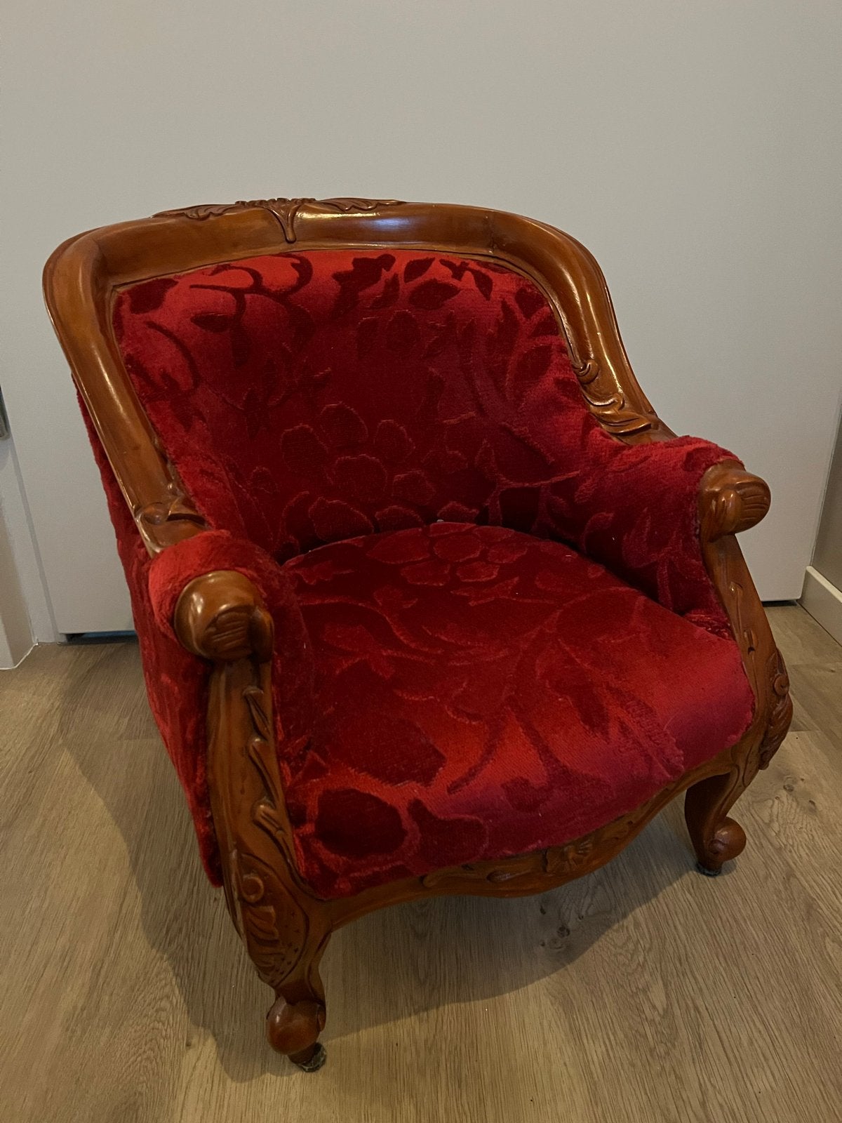 Rood fluwelen fauteuil voor pop, Ophalen of Verzenden, Gebruikt, Pop