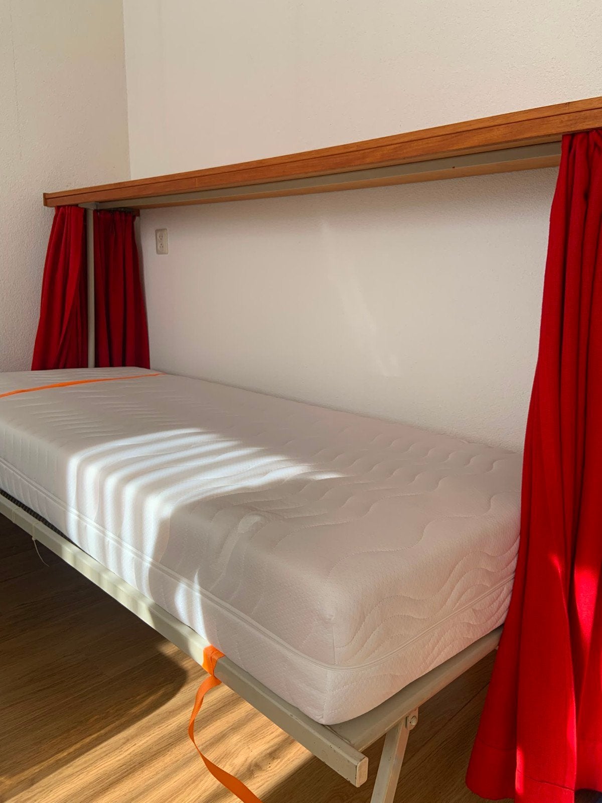 Opklapbed (tegen elk aannemelijk bod), Huizen en Kamers