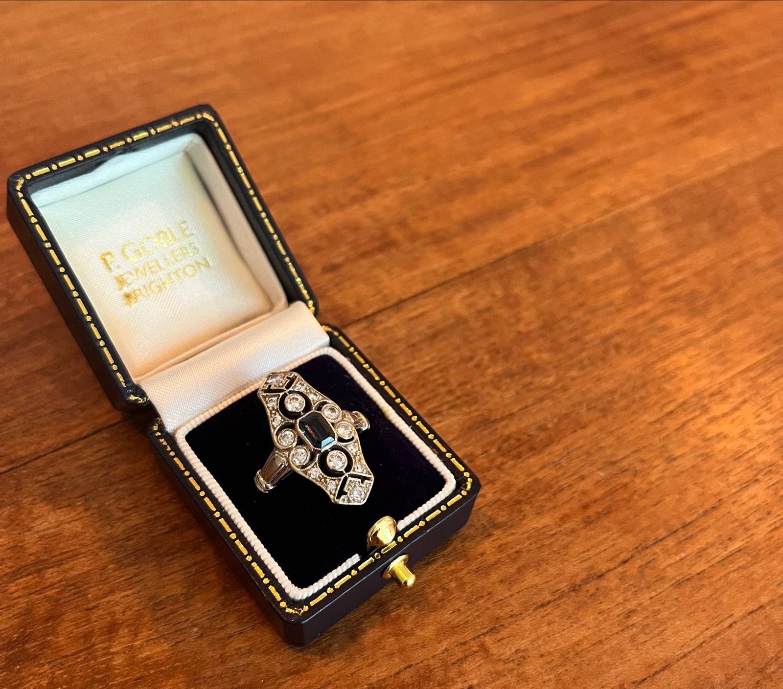 Prachtige Art Deco ring met saffier en diamanten, Sieraden, Tassen en Uiterlijk, Ophalen of Verzenden, Zo goed als nieuw, 17 tot 18