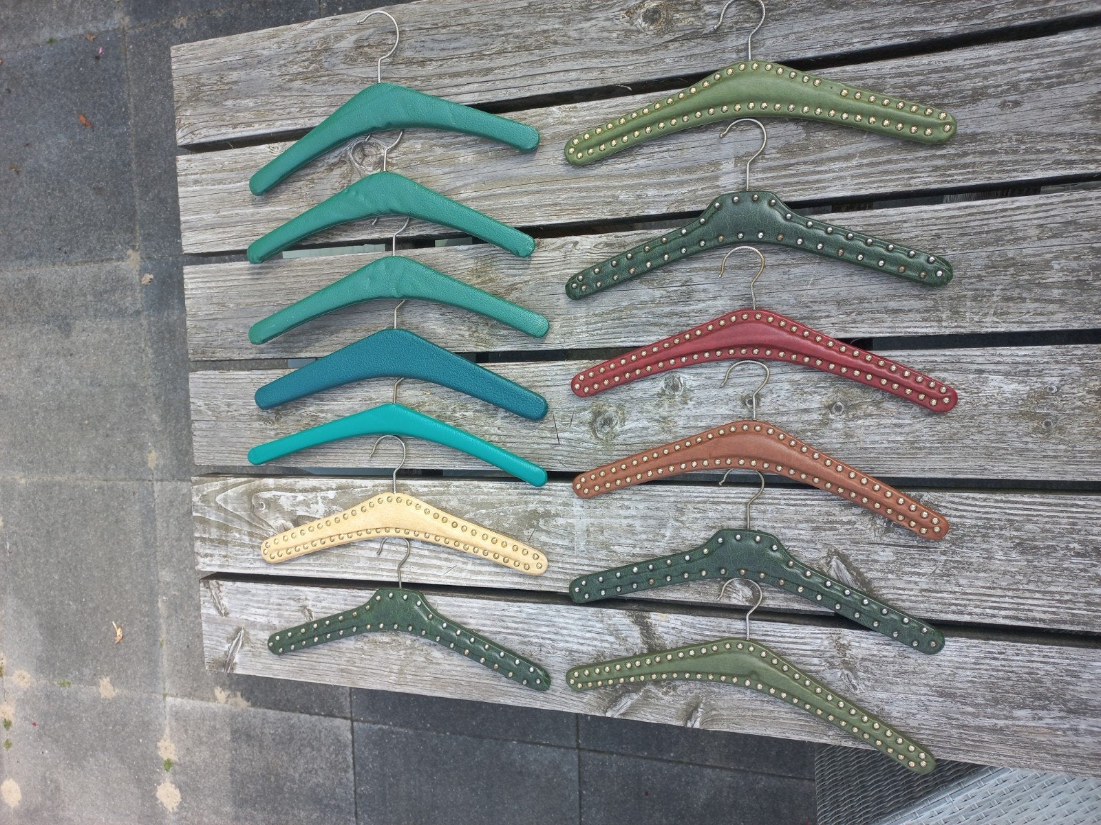 13 stuks kledinghangers in diverse kleuren jaren 60, Ophalen of Verzenden, Gebruikt, Kunststof, Volwassenen