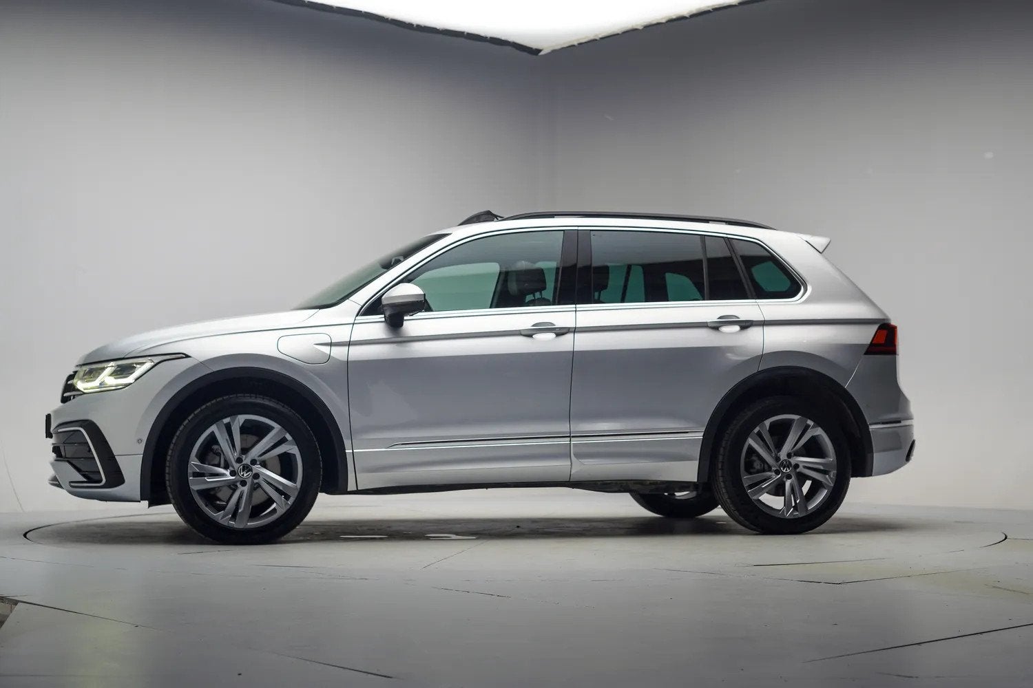 Volkswagen Tiguan 1.4 eHybrid 245pk R-Line Aut. [ Panoramada, Auto's, Automaat, 1716 kg, 4 cilinders, Hybride Elektrisch/Benzine
