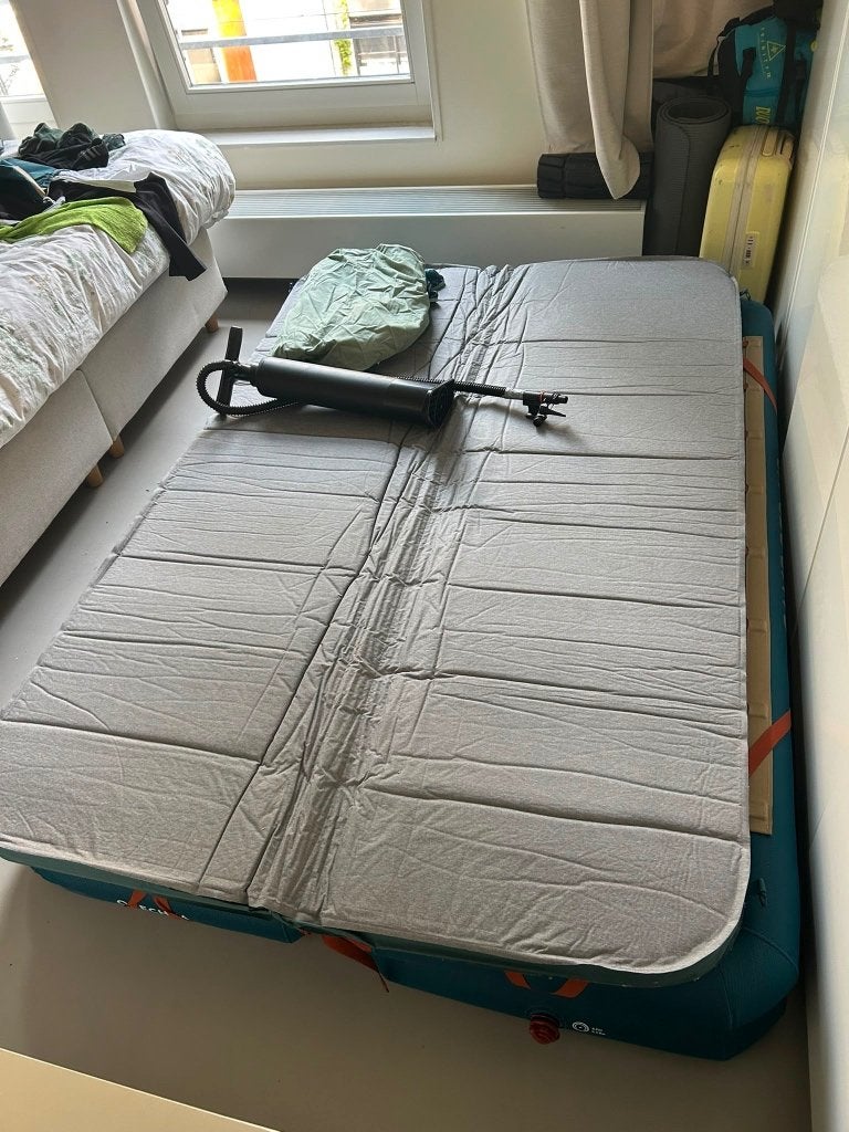 Decathlon luchtbed en lattenbodems, Caravans en Kamperen, Luchtbedden, Ophalen, Ingebouwde pomp, Zo goed als nieuw, 2-persoons