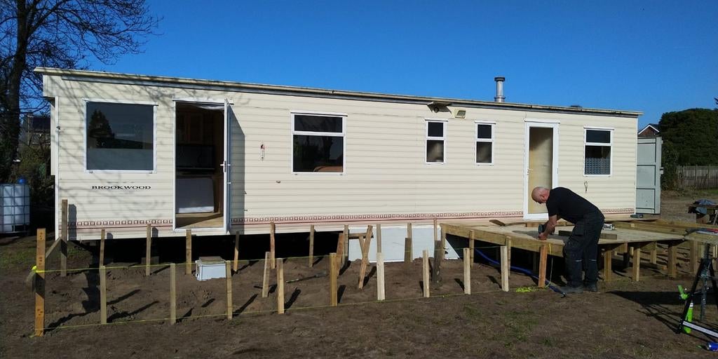 Brookwood Bluebird Sta-caravan + Bouw container