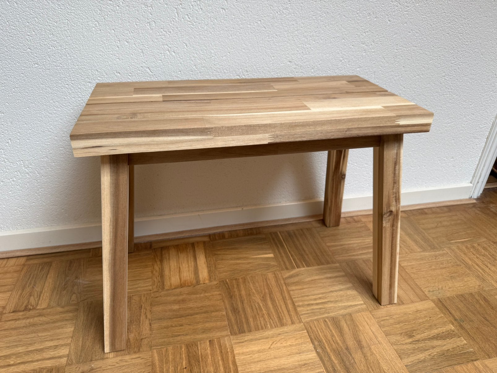 Massief houten bankje / bijzettafel - IKEA Stogsta, Ophalen, Minder dan 45 cm, 55 tot 75 cm, Zo goed als nieuw
