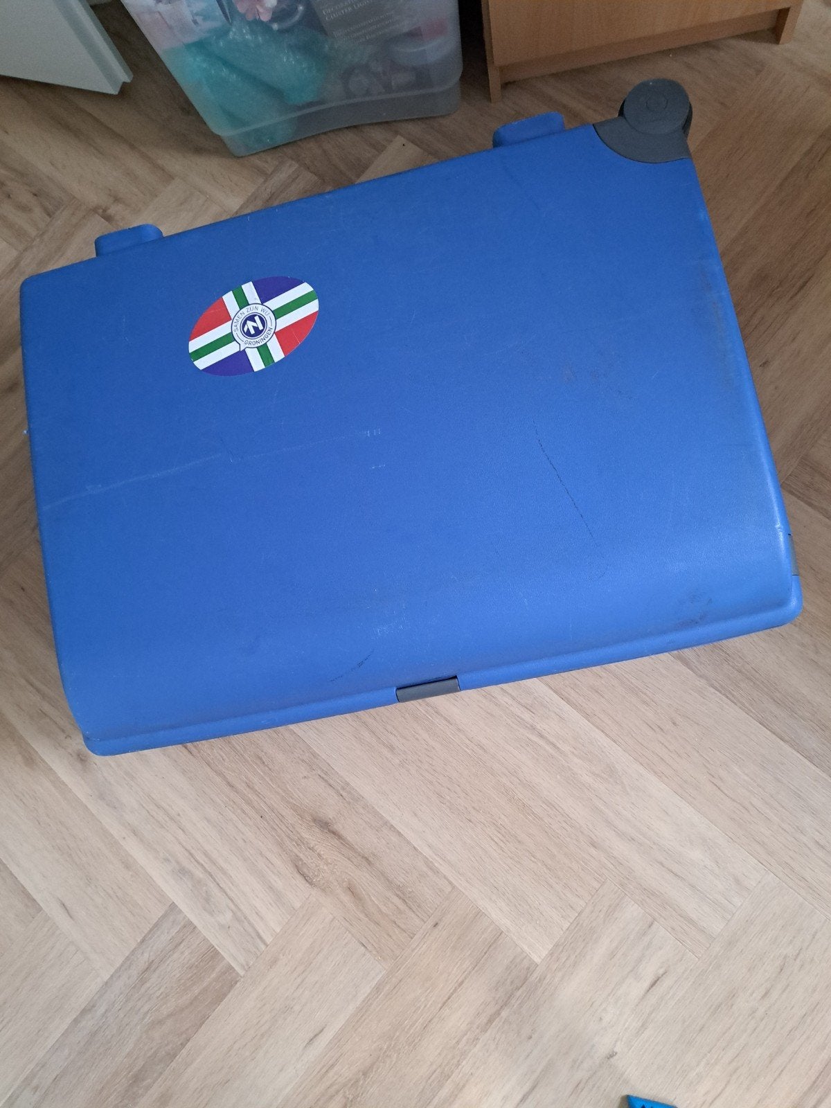 Blauwe koffer met wieltjes en groninger vlag. stick, Gebruikt, Hard kunststof, 45 tot 55 cm, 70 cm of meer