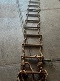 Zgan touwladder van 8 m lengte met houten sporten. € 125,00, Ophalen of Verzenden, Zo goed als nieuw, Ladder, Opvouwbaar of Inschuifbaar