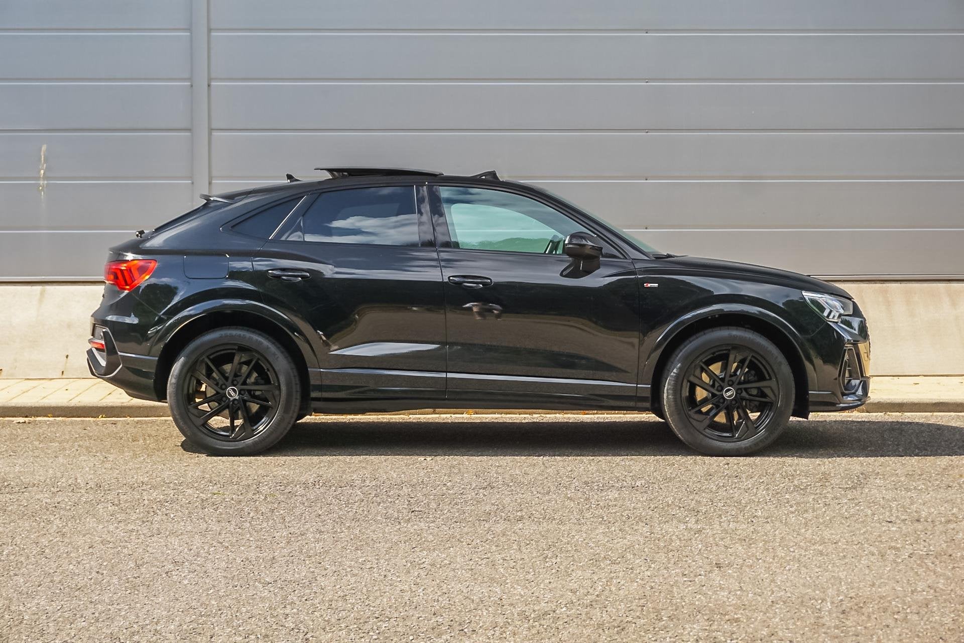 Audi Q3 Sportback 45 TFSIe 245pk PHEV S Edition | Panoramada, Auto's, Gebruikt, Metallic lak, Leder en Stof, Zwart
