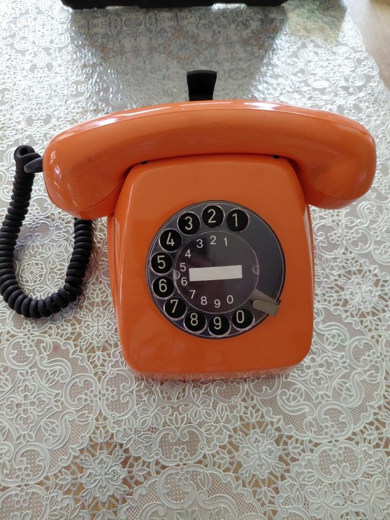 Vintage oranje telefoon met draaischijf, Telecommunicatie, Vaste telefoons | Niet Draadloos, Verzenden, Gebruikt, Met draaischijf