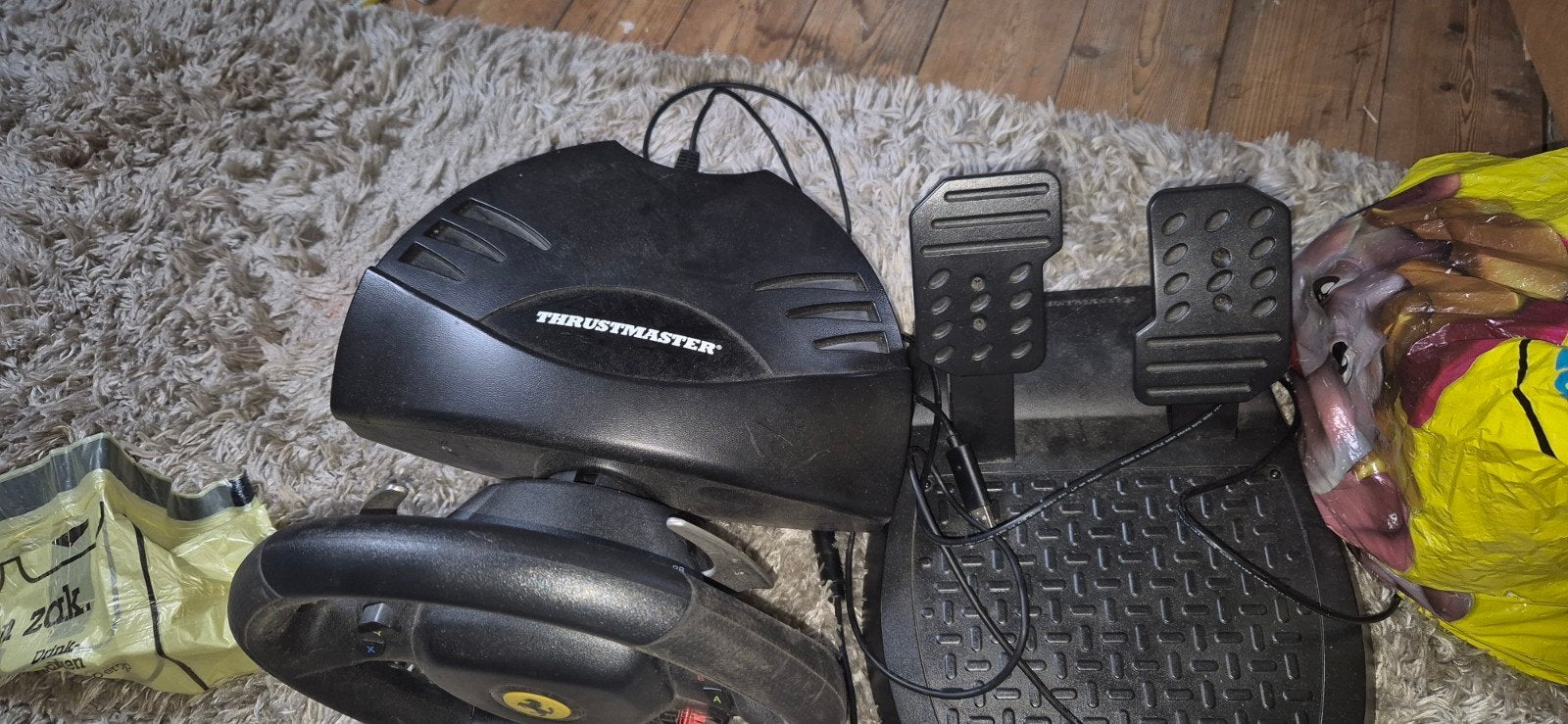 Thrustmaster Ferrari stuur met pedalen voor Xbox 360, Spelcomputers en Games, Ophalen of Verzenden, Gebruikt, Stuurtje of Sportattribuut