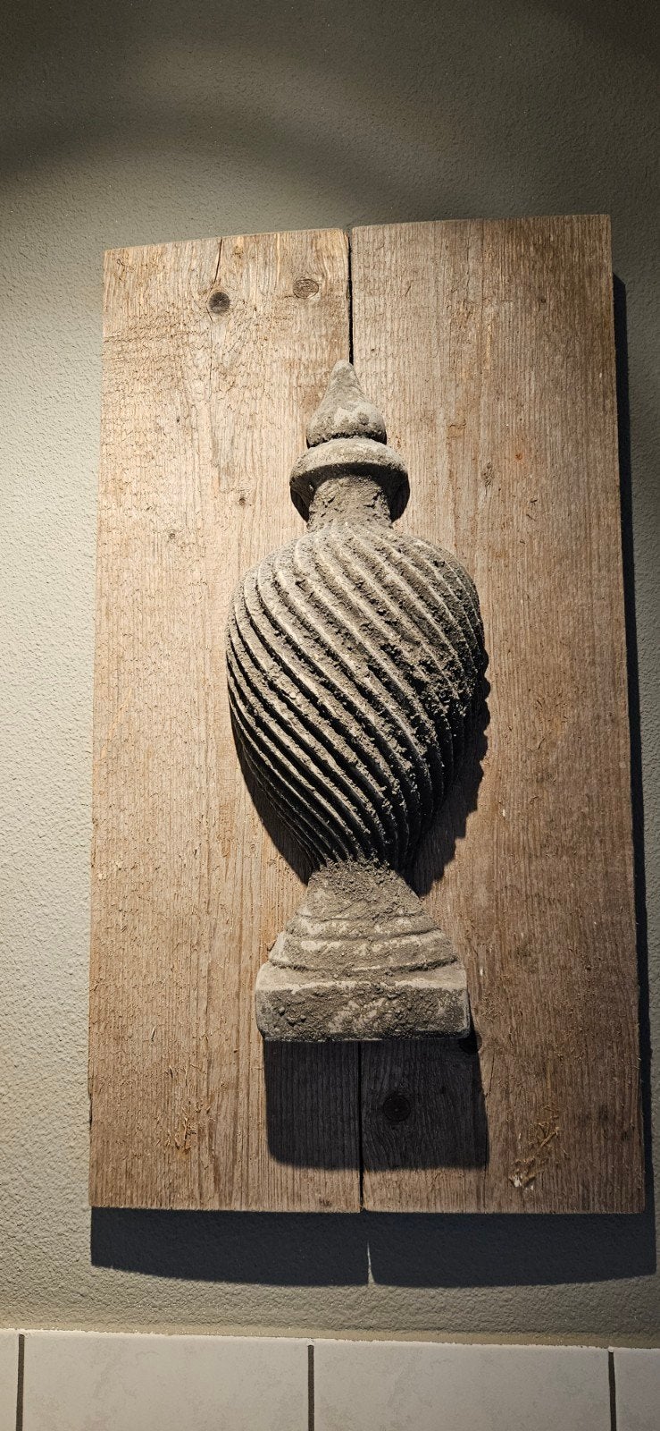 Decoratief ornament op houten ondergrond, Ophalen