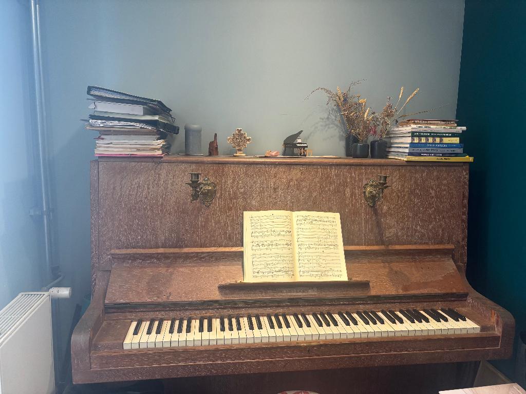 Piano Niendorf gratis af te halen in Amsterdam, Ophalen, Gebruikt, Bruin, Piano