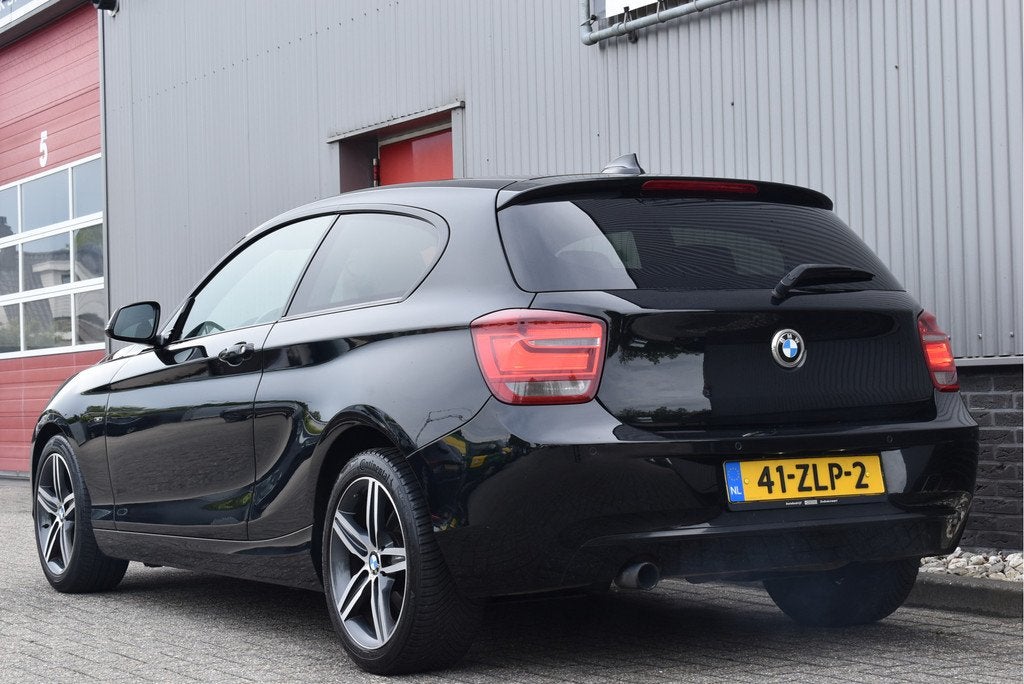 BMW 1-serie 116i Business+ Sport M-stuur, Sport stoelen Auto, Auto's, BMW, Euro 5, 4 cilinders, Zwart, 1598 cc