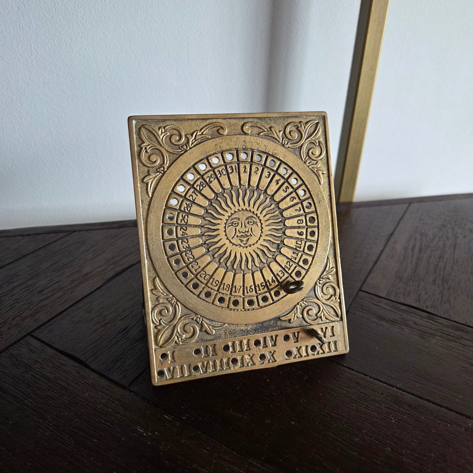 Vintage messing zonnewijzer kalender met 2 pinnetjes, Ophalen of Verzenden