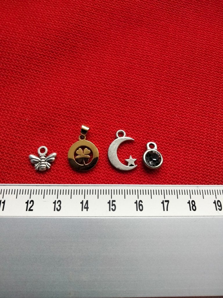 Diverse bedels: klavertje vier, maan, bij en strass, Sieraden, Tassen en Uiterlijk, Kettinghangers, Ophalen, Overige materialen